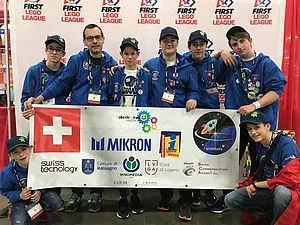 Coached by Corrado Corsale, robotics and IT specialist at Mikron Machining in Agno (3rd from left), the Smilebots team from Ticino managed an excellent 12th place in the World Championships.